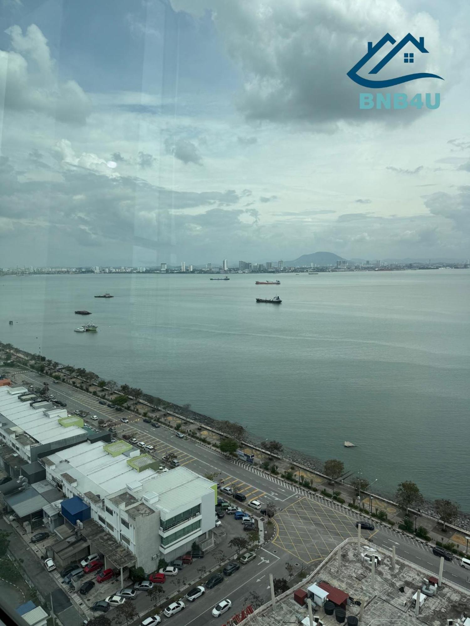 Duplex Seaview Comfort Stay In City By Iz George Town Exterior photo